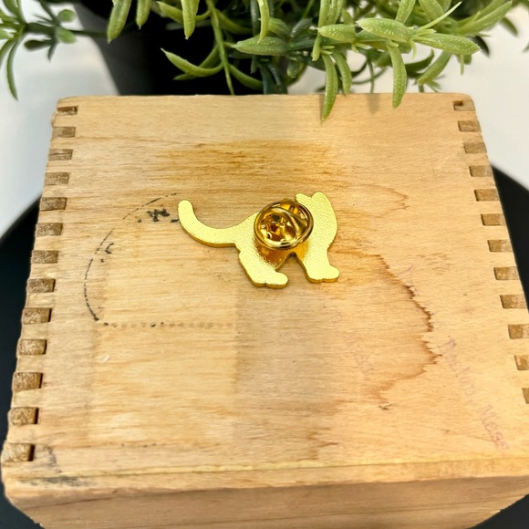 Brand New Black & Gold Metal & Enamel Kitschy “Stay At Home Club” Cat Pin - Picture 3 of 4